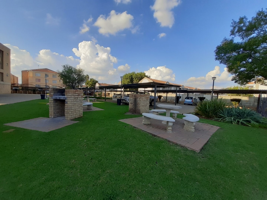 To Let 2 Bedroom Property for Rent in Kannoniers Park North West